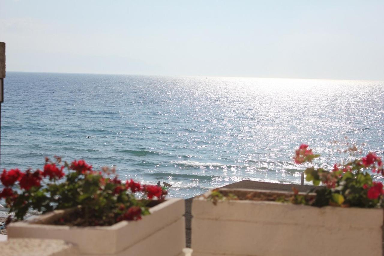 Ladies Beach Hotel คูซาดาซี ภายนอก รูปภาพ